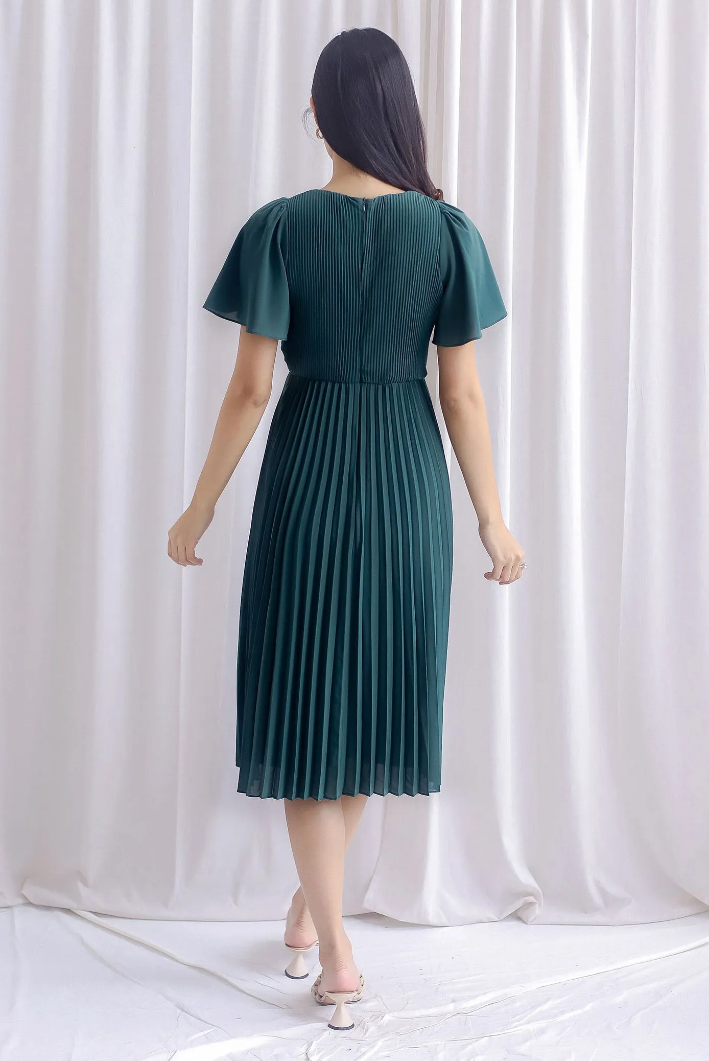 Anissa Flare Sleeve Pleated Dress In Forest Green