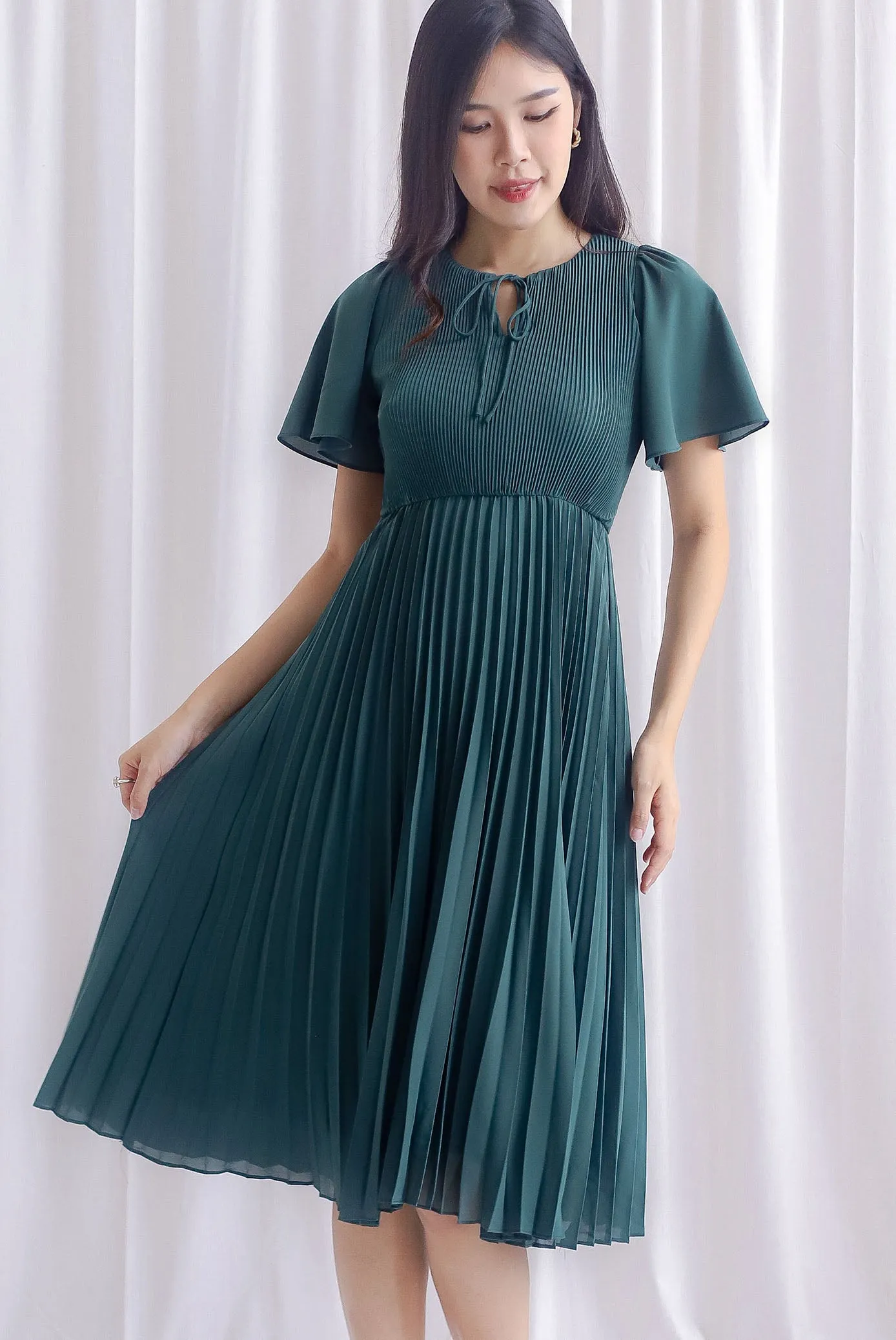 Anissa Flare Sleeve Pleated Dress In Forest Green