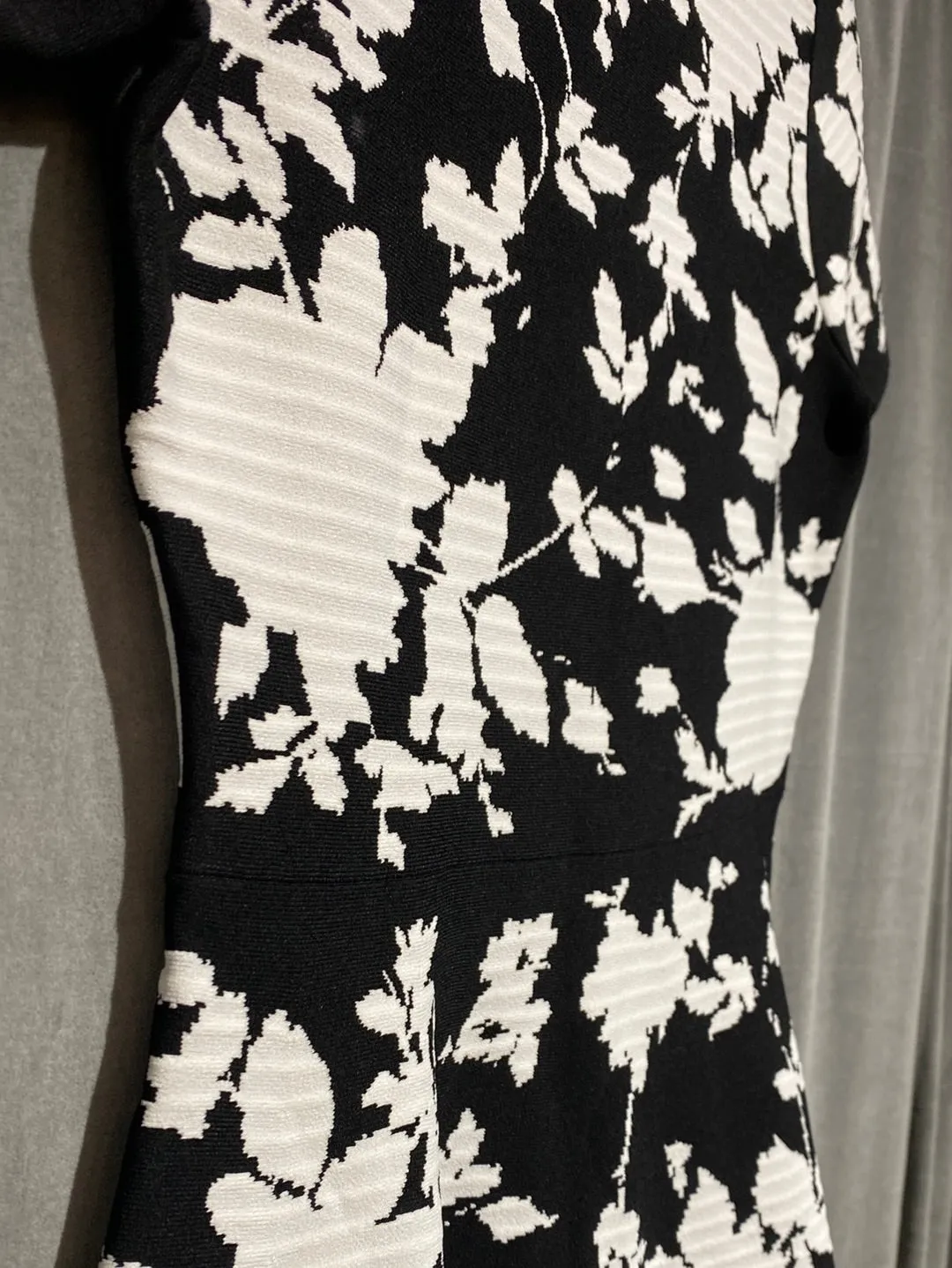 Carolina Herrera Black and White Floral Stretch Knit Short Sleeve Flare Dress