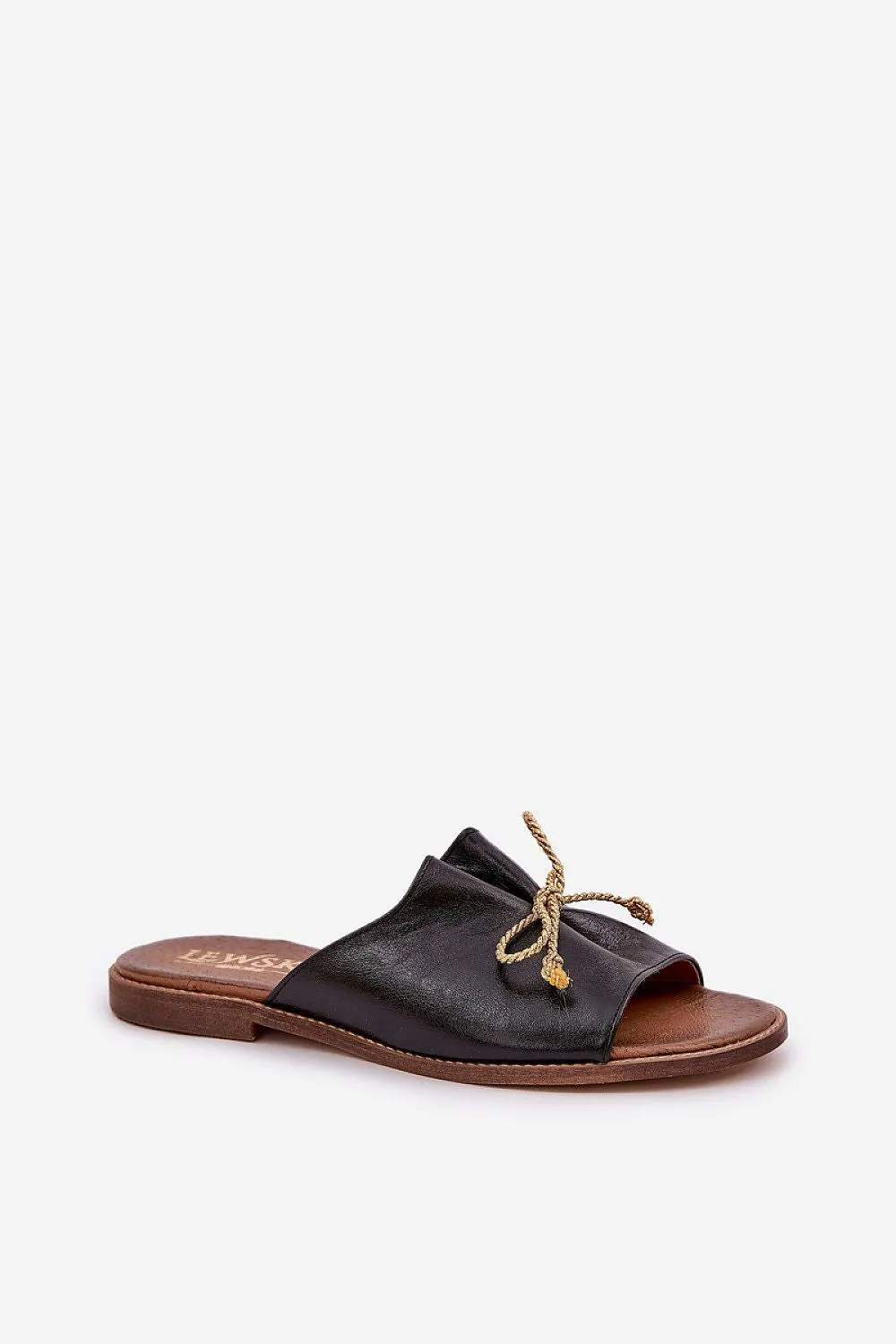 Elegant leather sandals