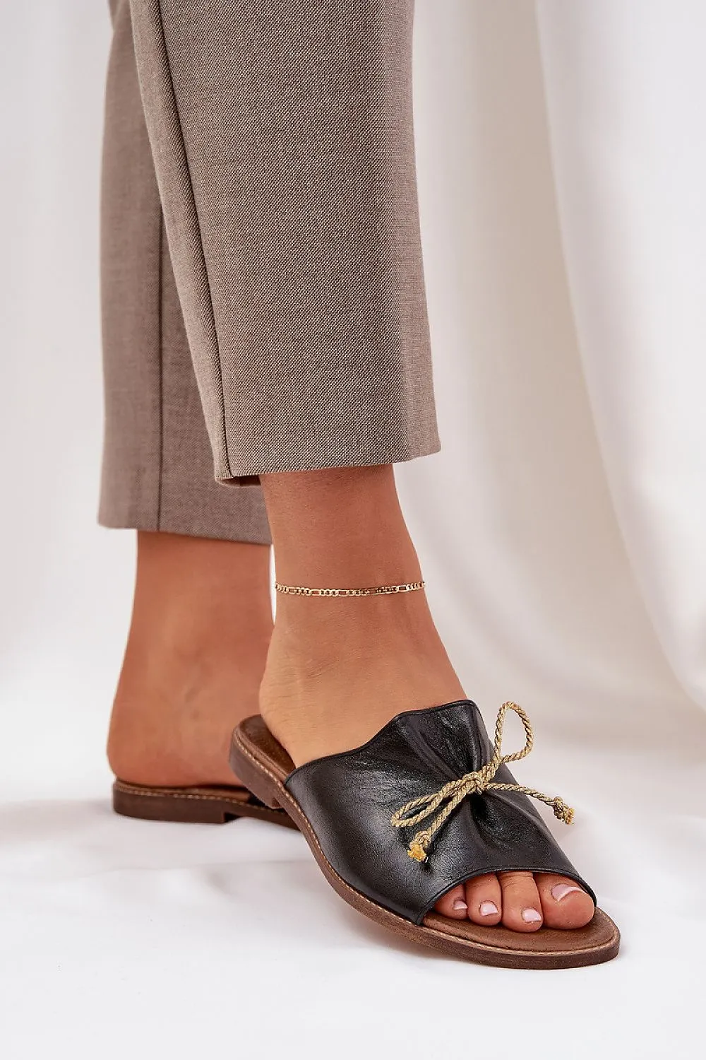 Elegant leather sandals