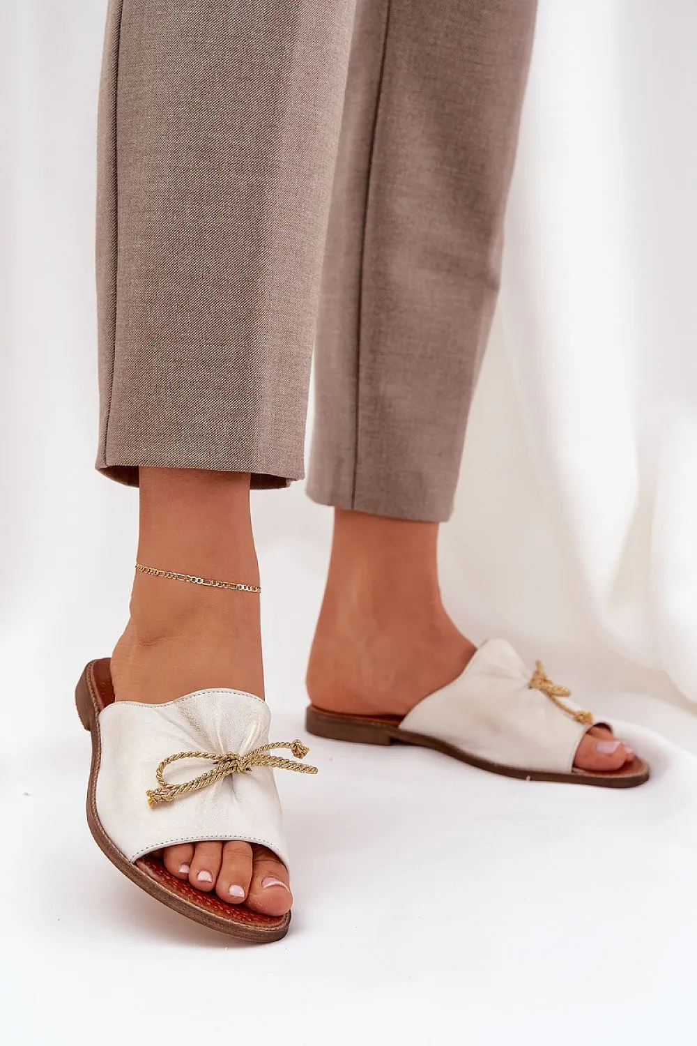 Elegant leather sandals