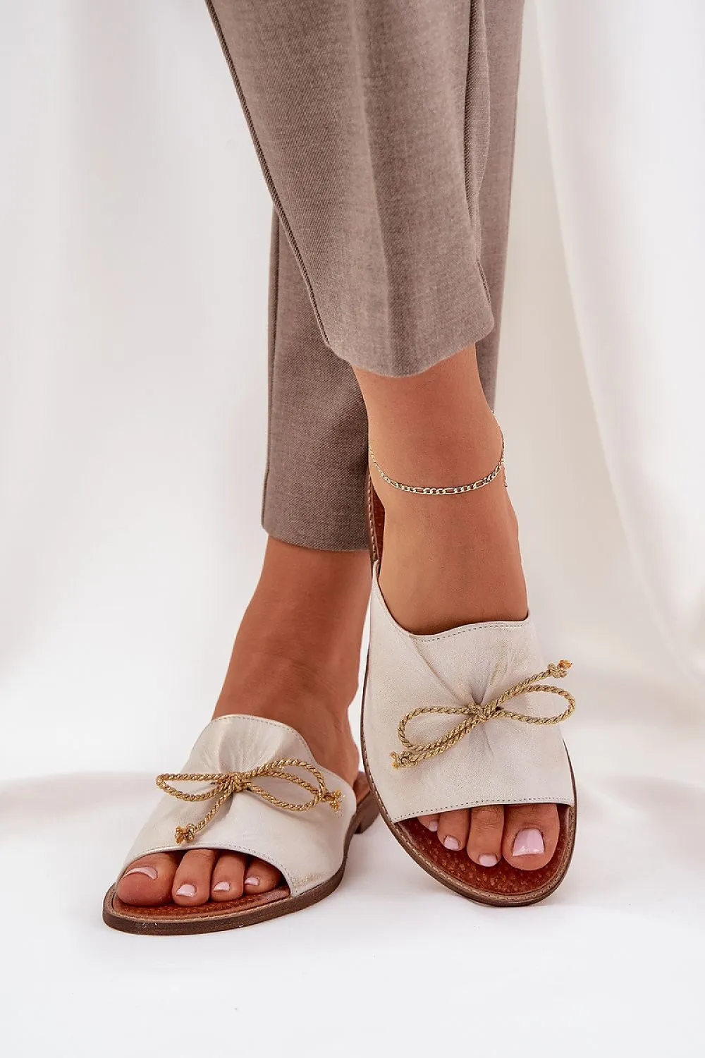 Elegant leather sandals